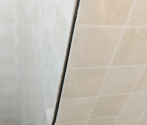 黄陂瓷砖空鼓维修公司分享阳台瓷砖脱落的修复过程可以分为以下几个步骤